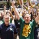 Candidato José Antonio Parimoschi e apoiadores comemoram em caminhada da vitória em Jundiaí, ao lado de líder político usando camisa verde.