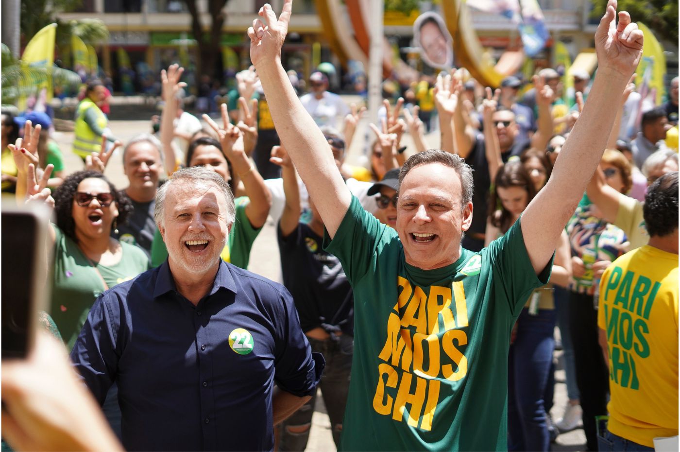 Candidato José Antonio Parimoschi e apoiadores comemoram em caminhada da vitória em Jundiaí, ao lado de líder político usando camisa verde.