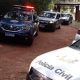 Carros da Polícia Civil em operação contra clínica clandestina em Jarinu, durante resgate de idosos.