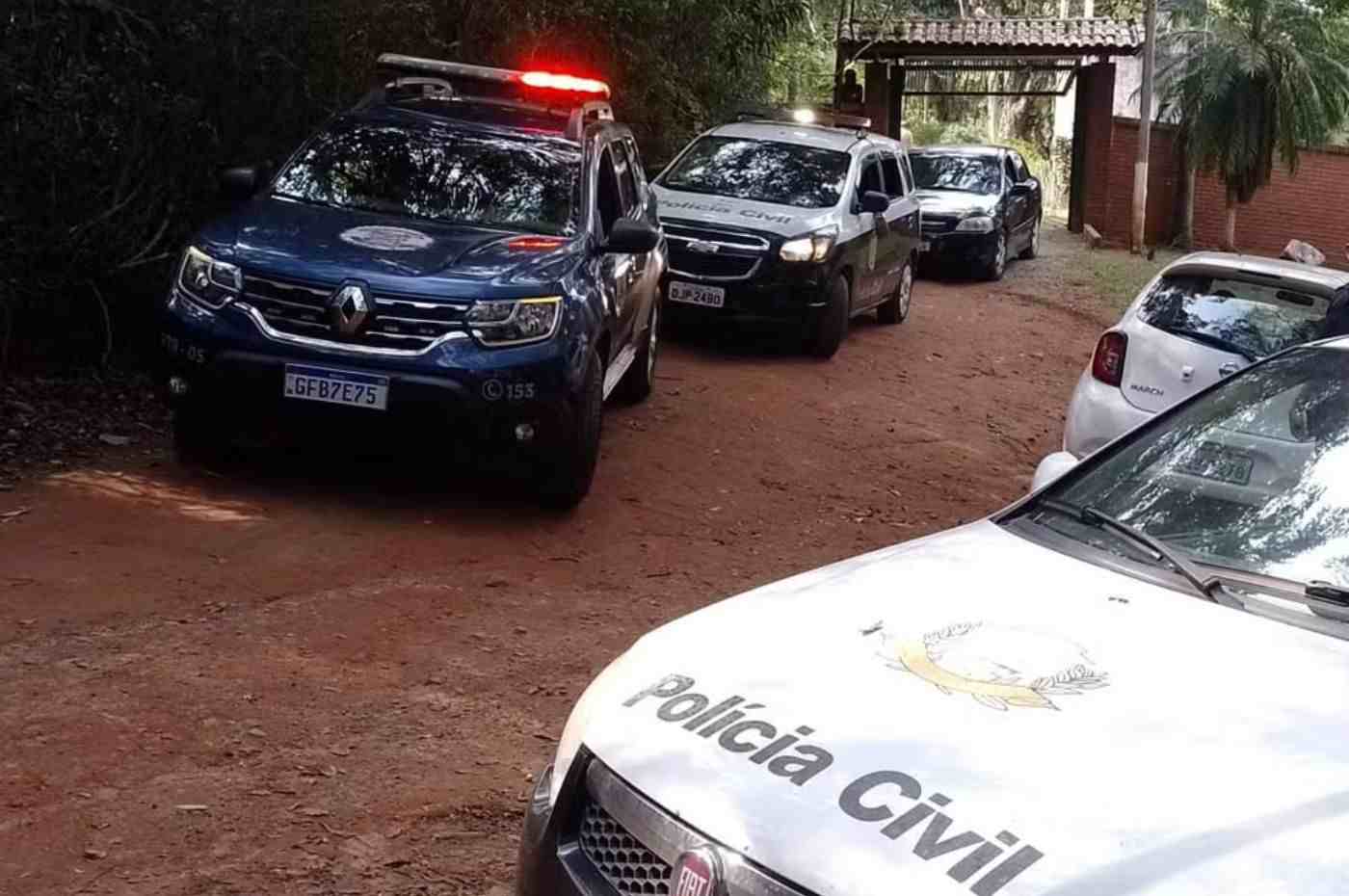 Carros da Polícia Civil em operação contra clínica clandestina em Jarinu, durante resgate de idosos.