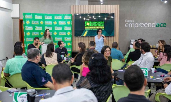 Empreendedores participam de Rodada de Negócios da ACE Jundiaí em auditório, ouvindo apresentações e trocando experiências.