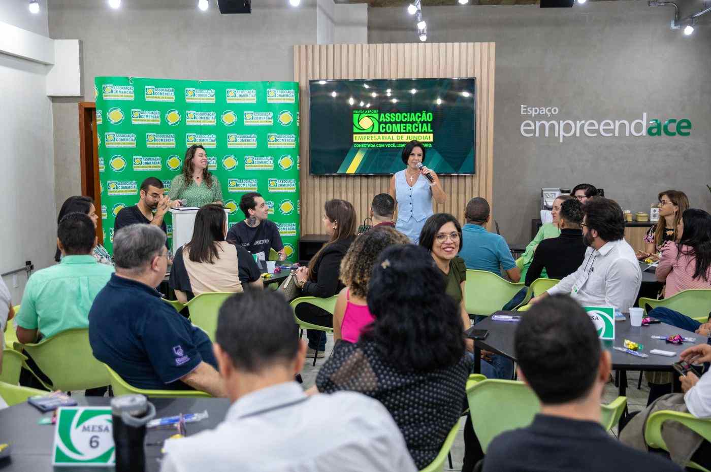 Empreendedores participam de Rodada de Negócios da ACE Jundiaí em auditório, ouvindo apresentações e trocando experiências.