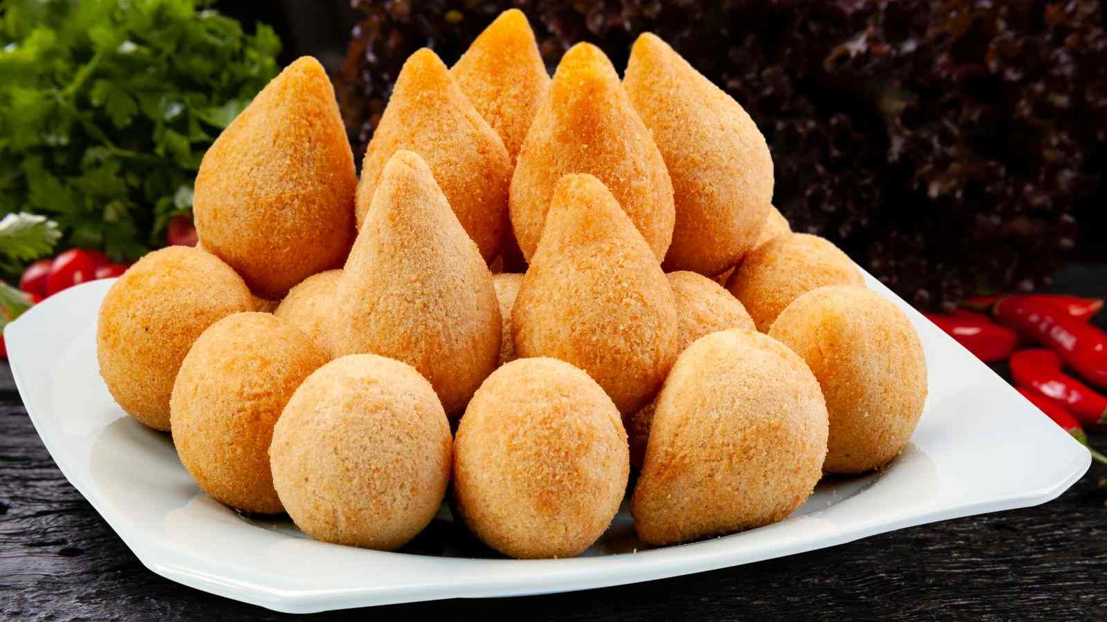 Um prato de coxinhas ilustrando a modalidade salgado de festa ofertada pelo Funss de Jundiaí.