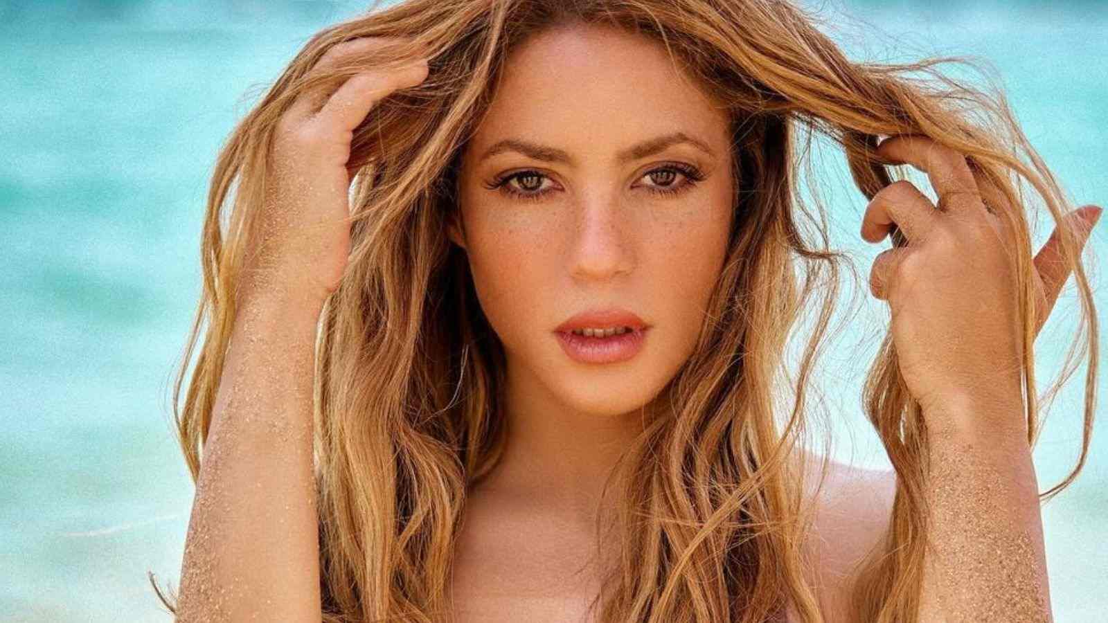 Shakira saindo do mar