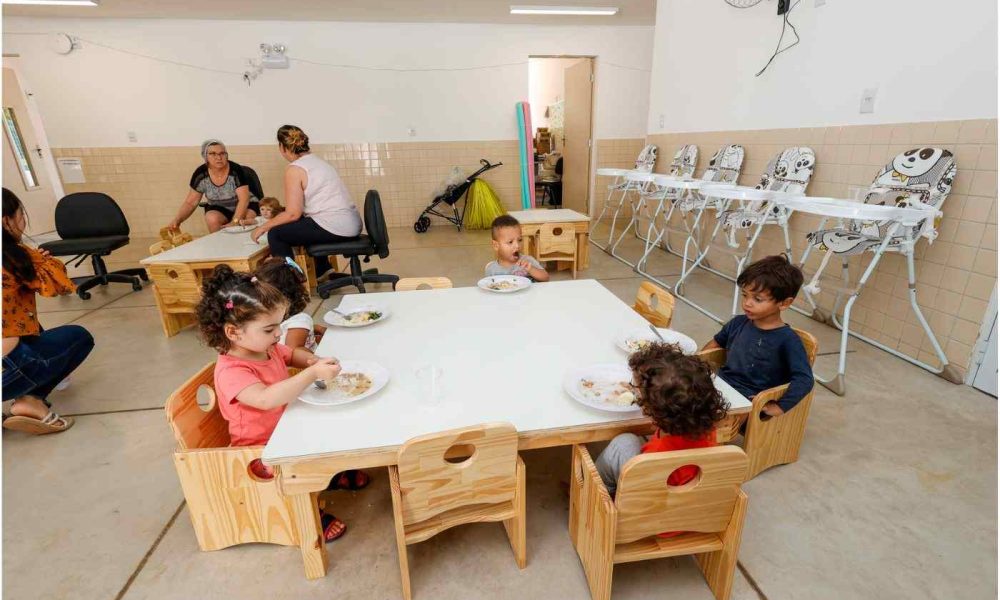 Alunos pequenos almoçando em sala de creche, mostrando a ampliação de vagas nas creches de Jundiaí com reformas e novas obras