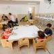 Alunos pequenos almoçando em sala de creche, mostrando a ampliação de vagas nas creches de Jundiaí com reformas e novas obras