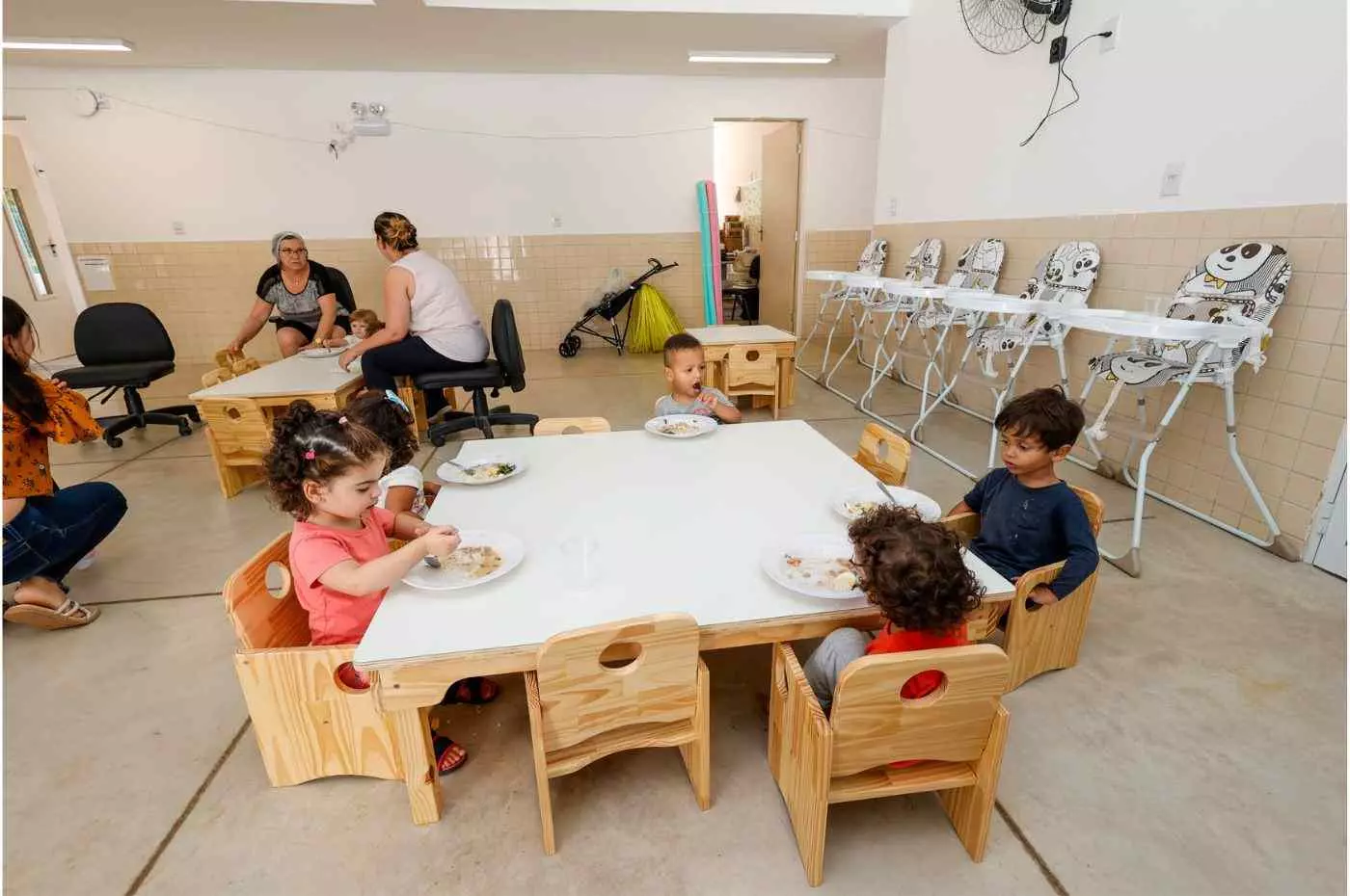 Alunos pequenos almoçando em sala de creche, mostrando a ampliação de vagas nas creches de Jundiaí com reformas e novas obras