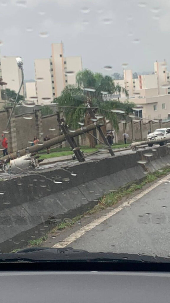 Carro desliza na pista e derruba três postes no Eloy Chaves, em Jundiaí