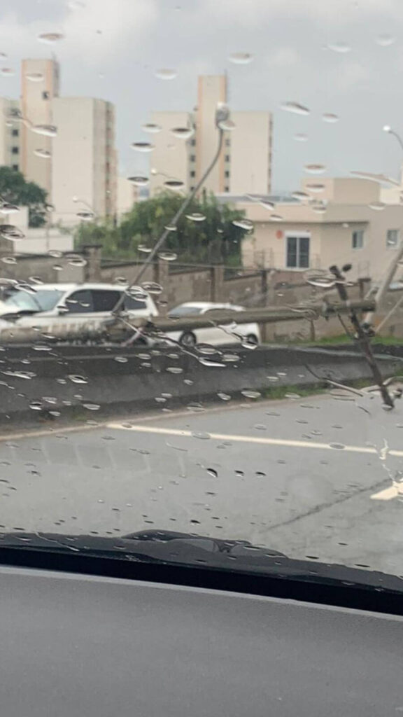 Carro desliza na pista e derruba três postes no Eloy Chaves, em Jundiaí