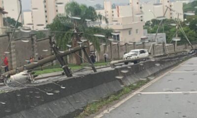 Carro desliza na pista e derruba três postes no Eloy Chaves, em Jundiaí