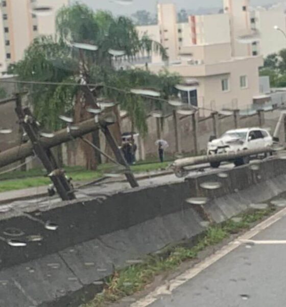 Carro desliza na pista e derruba três postes no Eloy Chaves, em Jundiaí