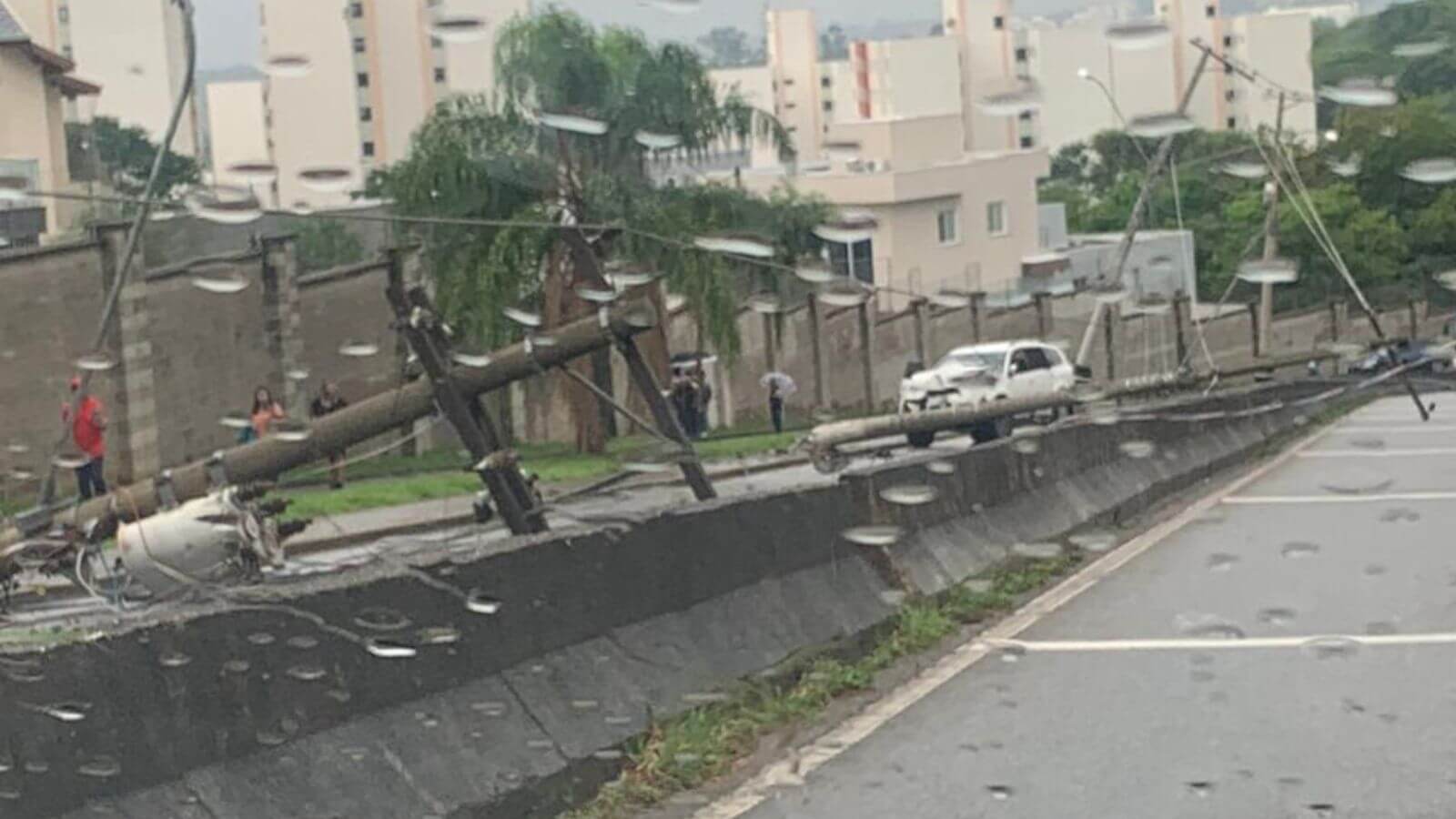 Carro desliza na pista e derruba três postes no Eloy Chaves, em Jundiaí