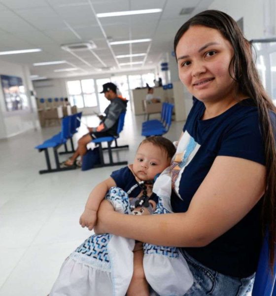 Mulher, junto de sua bebê, na Clínica da Família da Ponte São João.