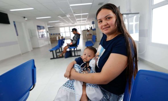 Mulher, junto de sua bebê, na Clínica da Família da Ponte São João.