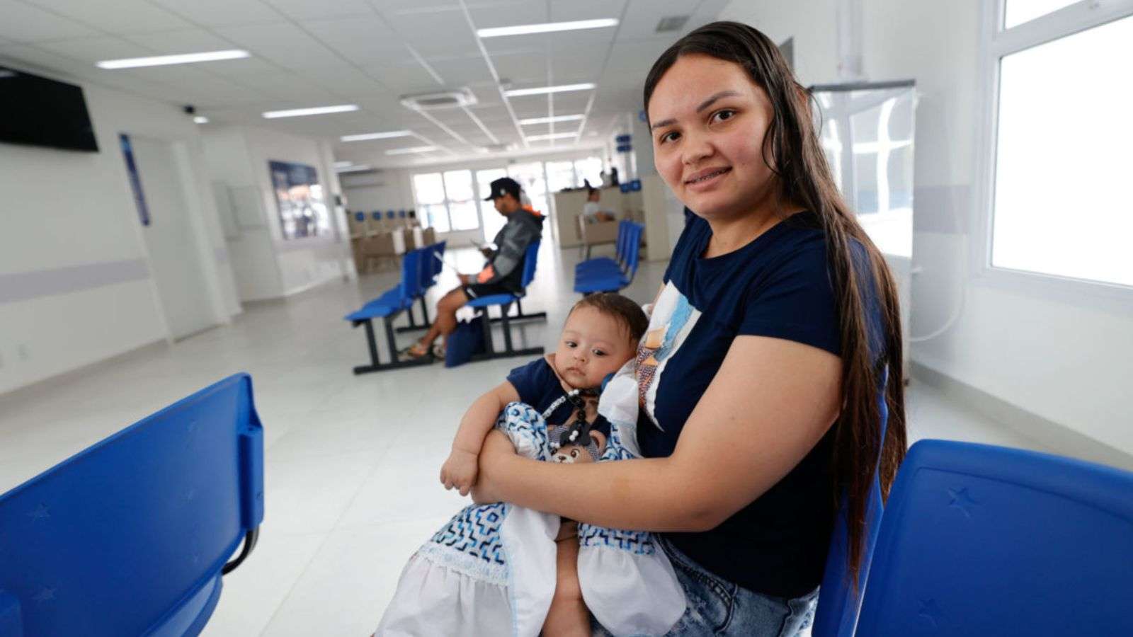 Mulher, junto de sua bebê, na Clínica da Família da Ponte São João.