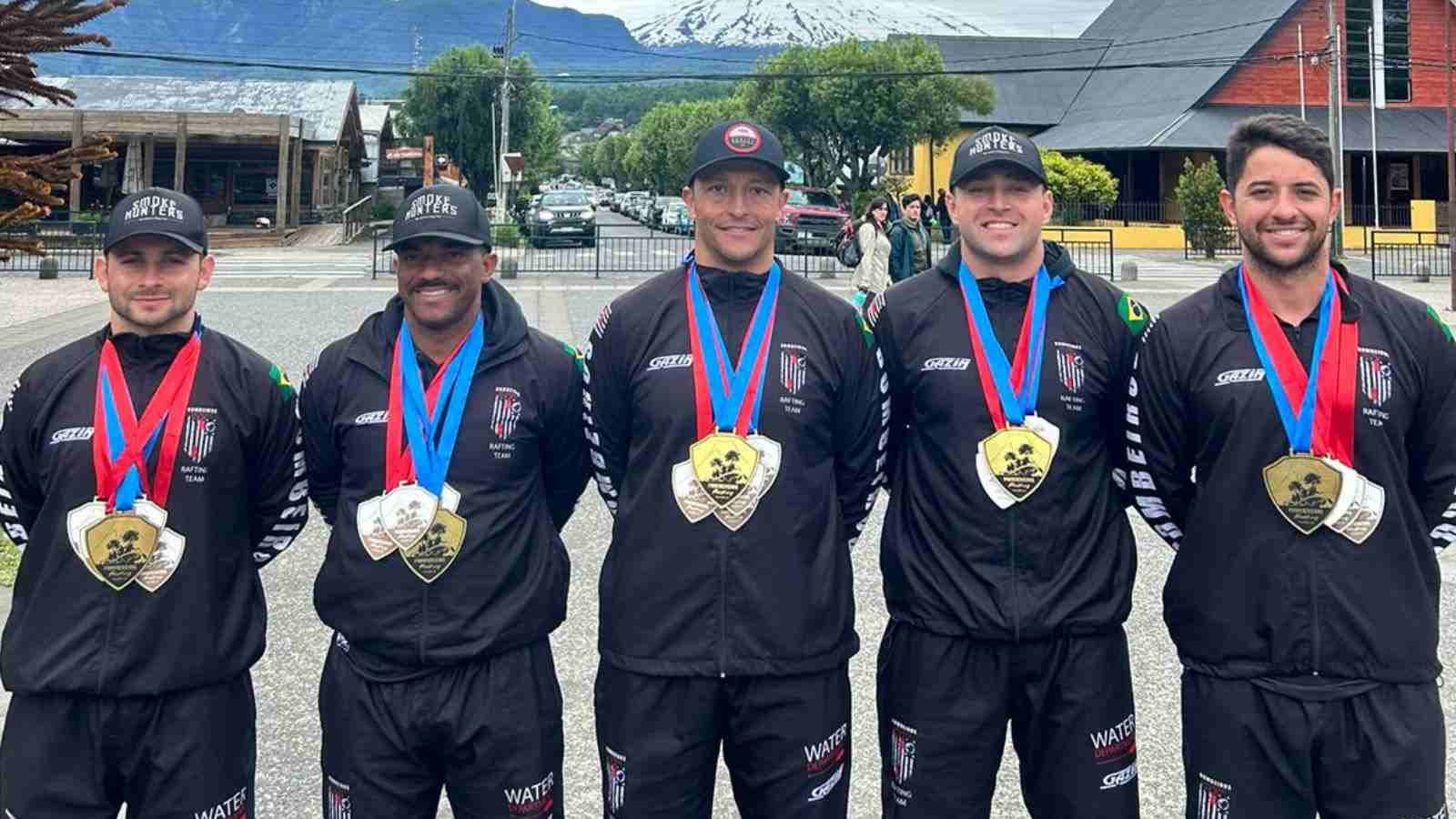 Bombeiros de Várzea Paulista e Brotas com suas medalhas.