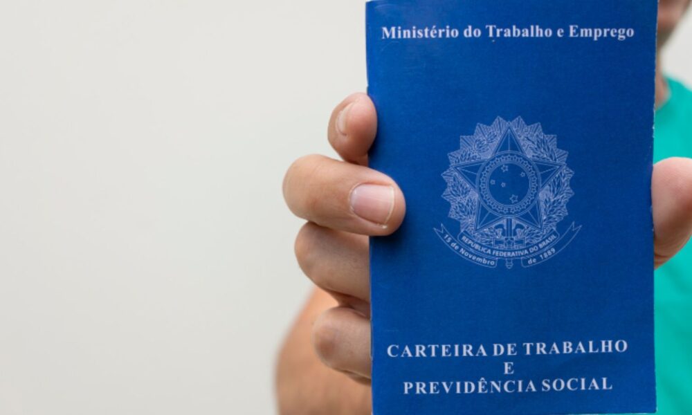 Carteira de trabalho, representando a contratação da Telhanorte.