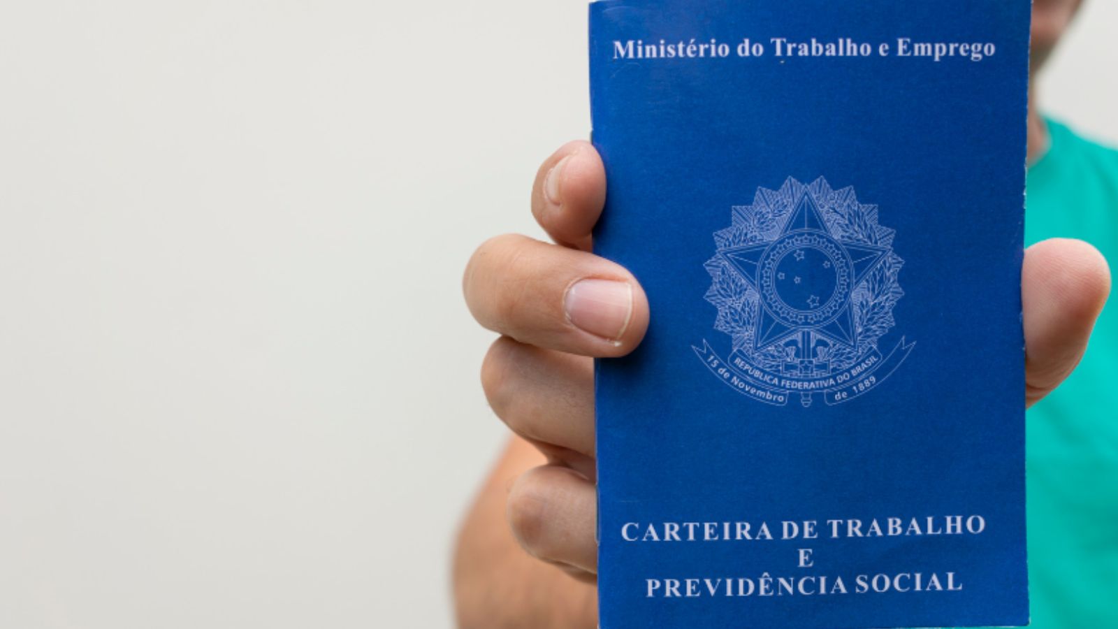 Carteira de trabalho, representando a contratação da Telhanorte.