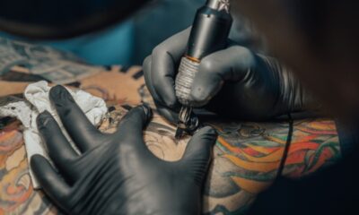 Tatuador em ação ilustrando a tattoo week.