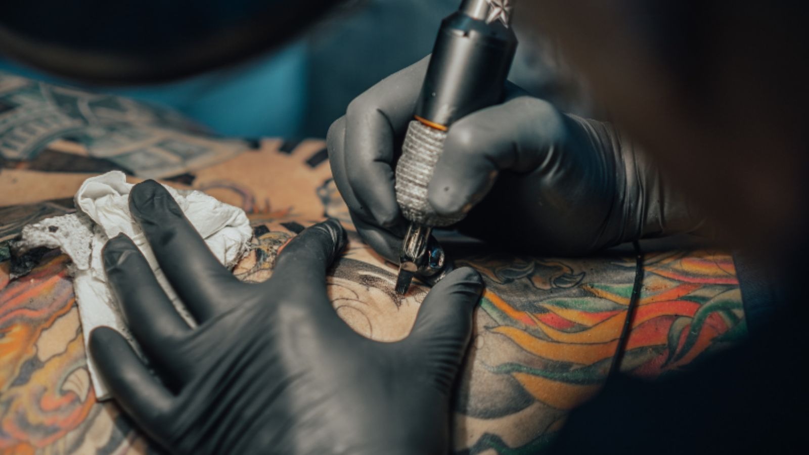 Tatuador em ação ilustrando a tattoo week.