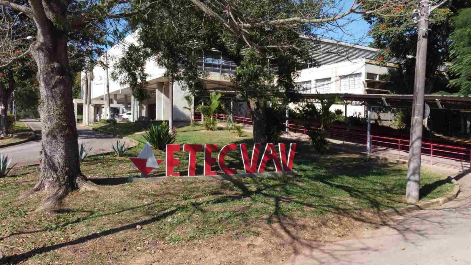 Fachada de unidade escolar, representando o vestibulinho etecvav