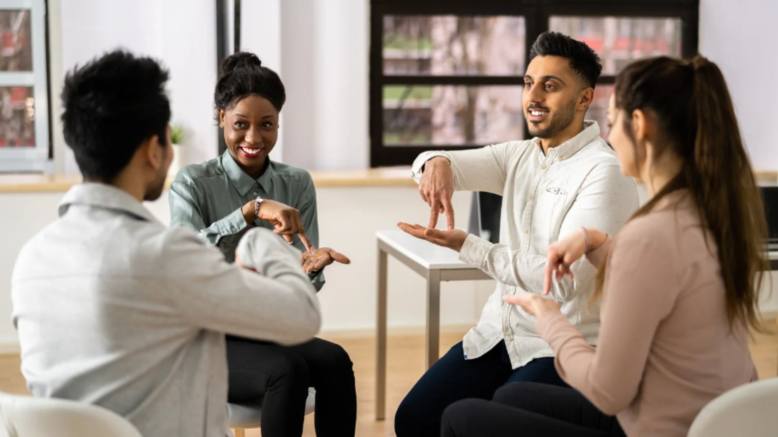 Pessoas praticando a Introdução à Libras