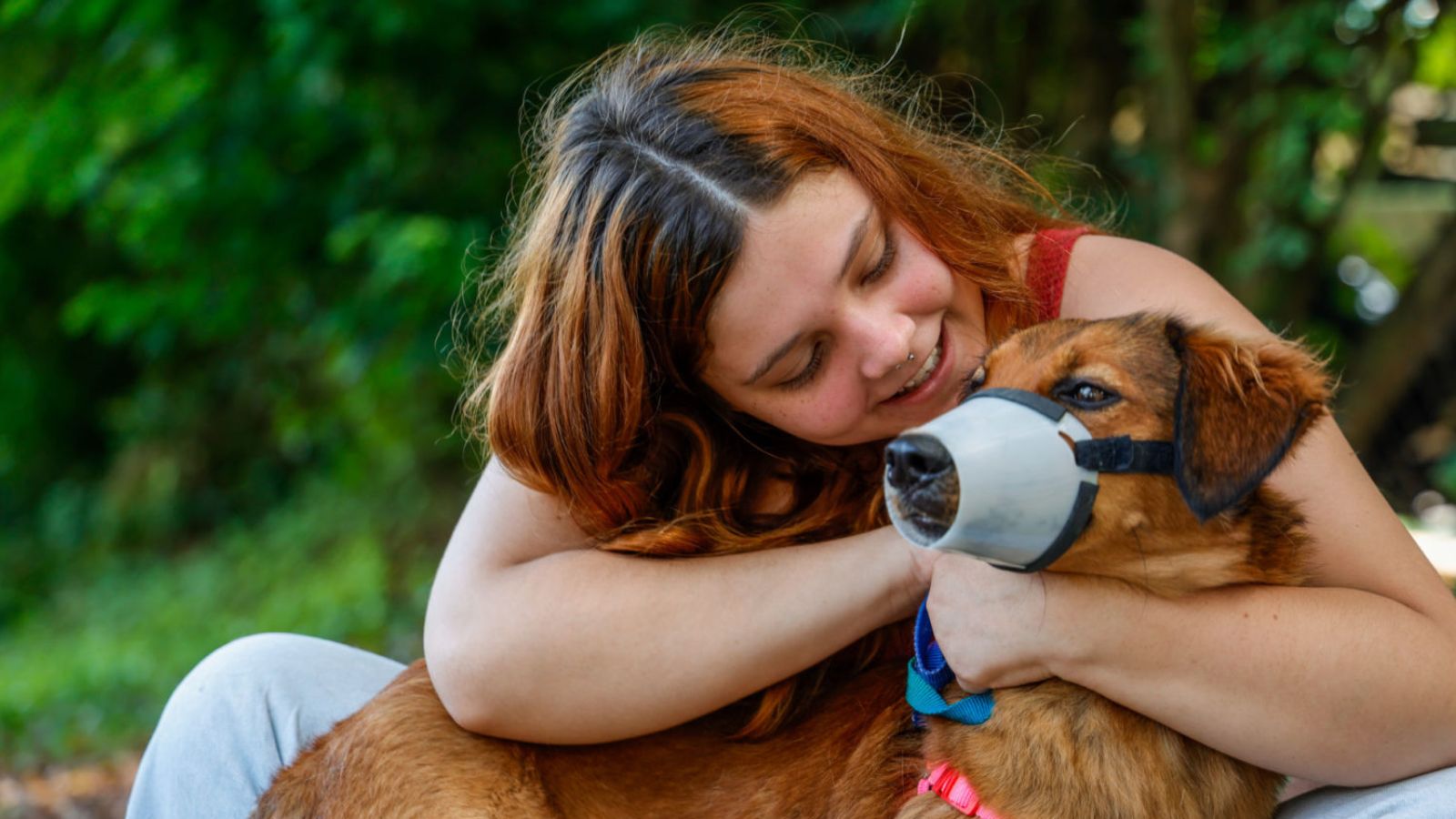 Menina e seu cão, em alusão ao DEBEA