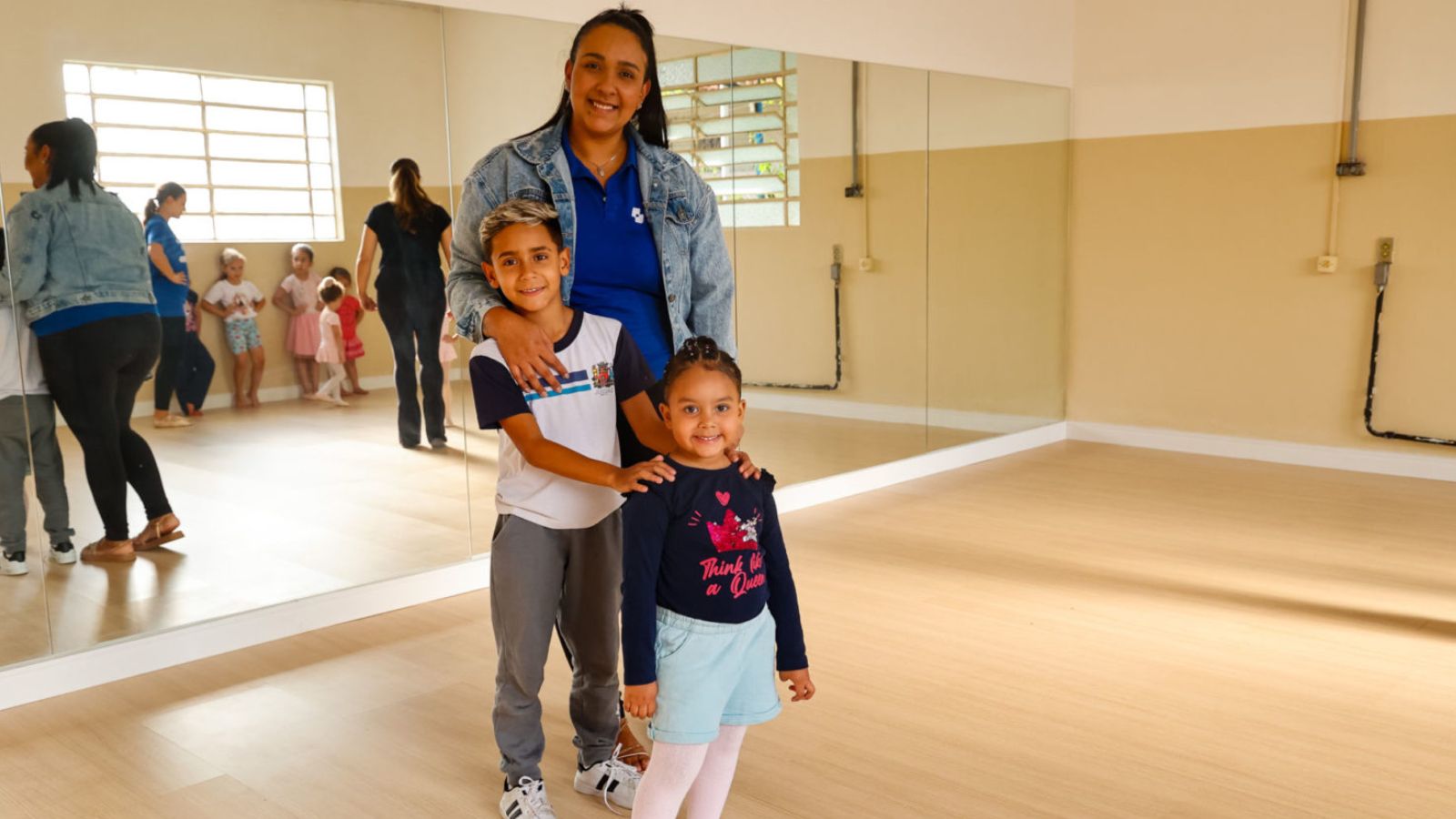 Acompanhado da mãe e do irmão Arthur, Heloísa participou da primeira aula com o novo grupo