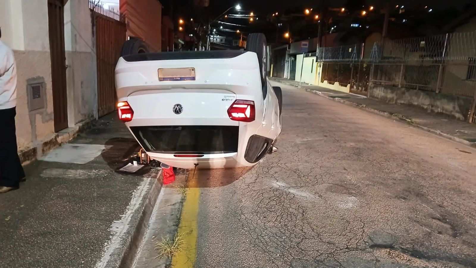 Carro capotado em Jundiaí