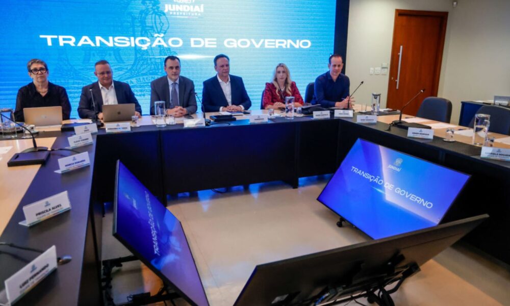 A equipe da atual administração para a primeira reunião de transição