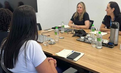 Reunião do programa Jundiaí Empreendedora com representantes da Bollhoff, promovendo empregabilidade e inclusão social na cidade.