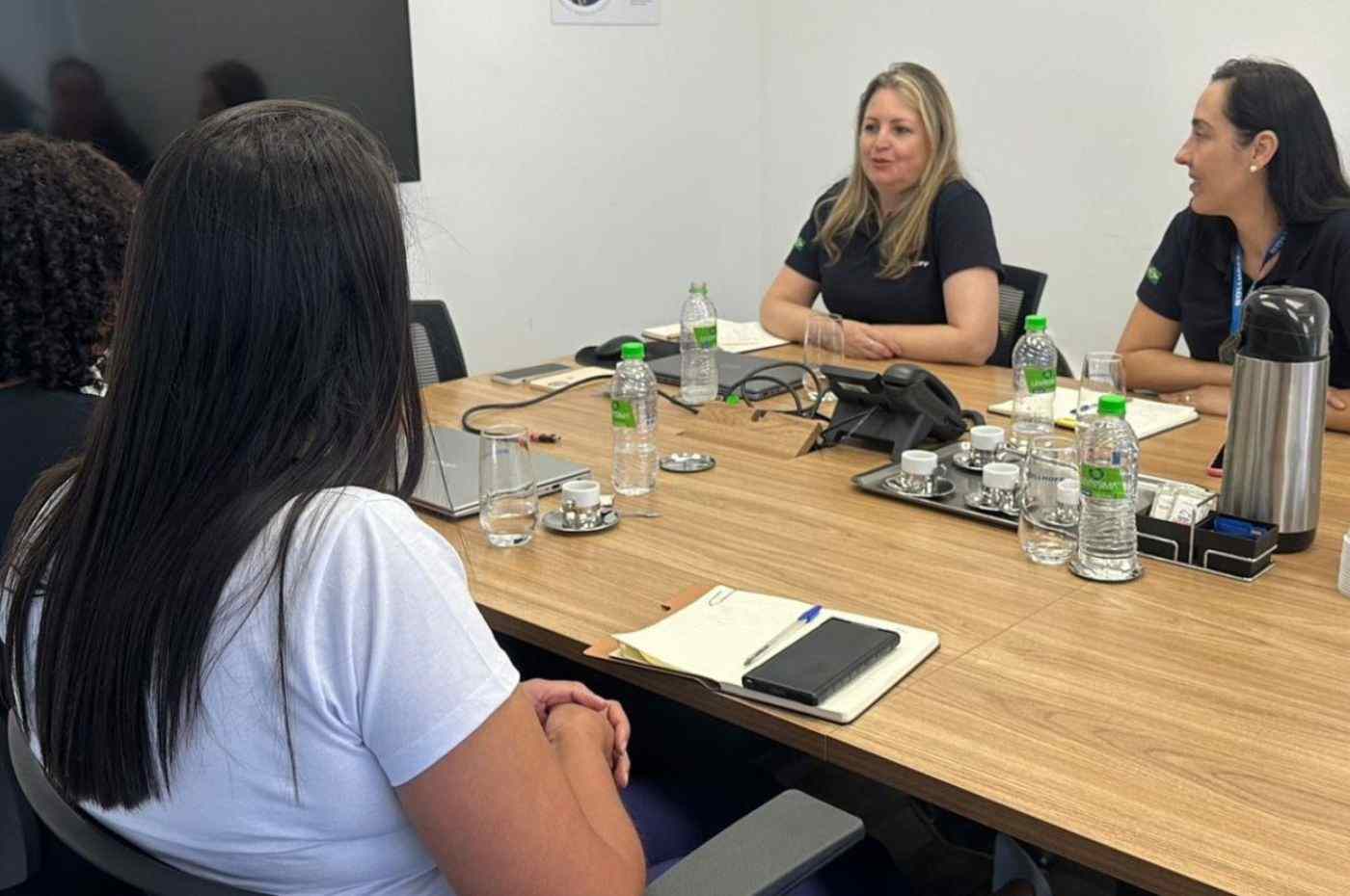 Reunião do programa Jundiaí Empreendedora com representantes da Bollhoff, promovendo empregabilidade e inclusão social na cidade.