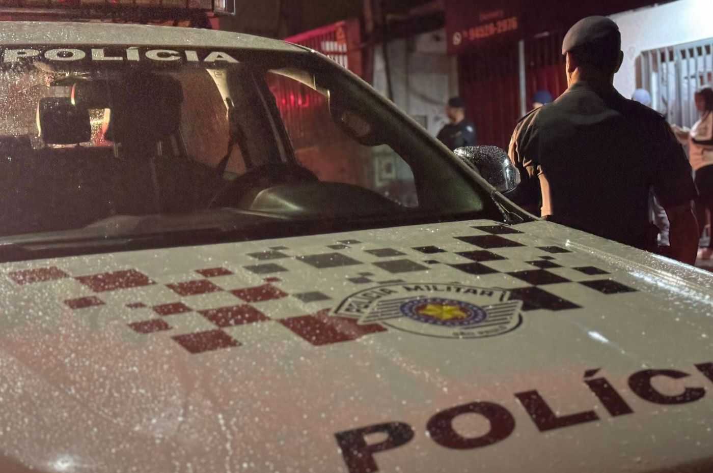 Polícia Militar de Jarinu realiza operação noturna para coibir perturbação do sossego, com viatura e agentes em ação na cidade.